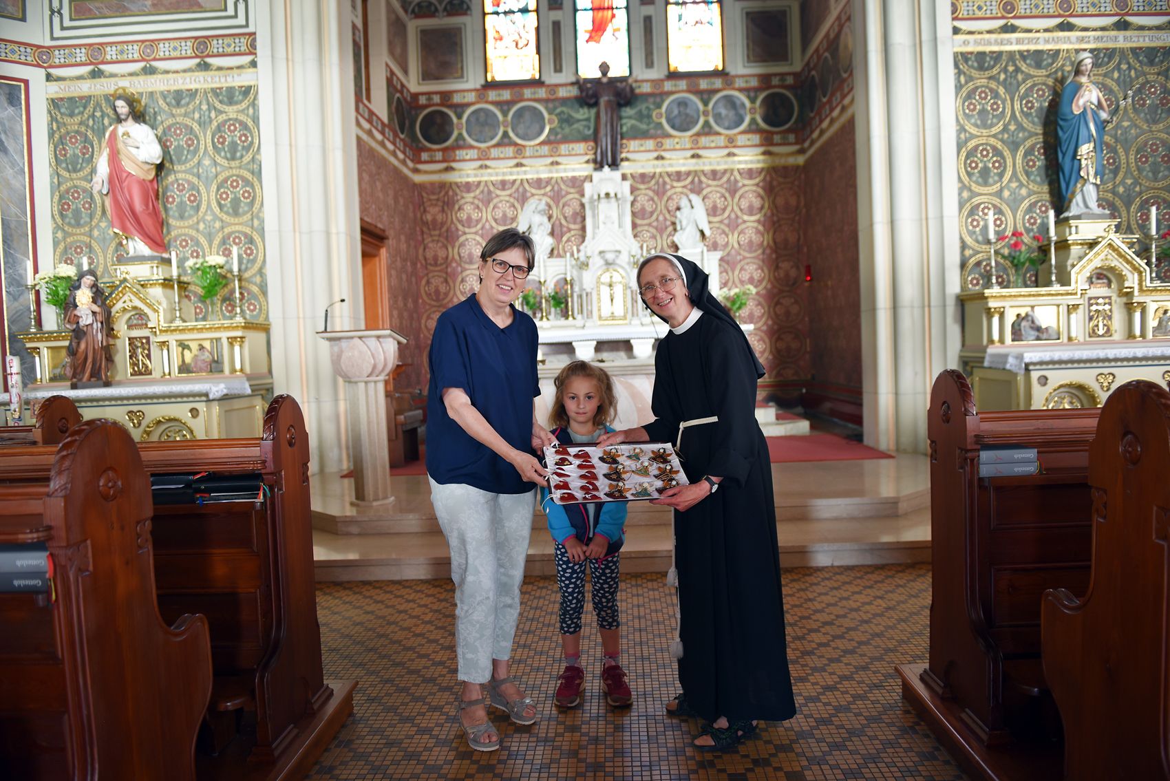 Cornelia Waldbauer mit Hermi Naderer von ORA International Ardagger und ihr Enkerl Elena.