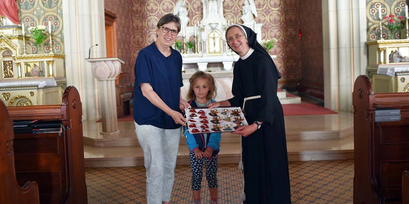 Cornelia Waldbauer mit Hermi Naderer von ORA International Ardagger und ihr Enkerl Elena.