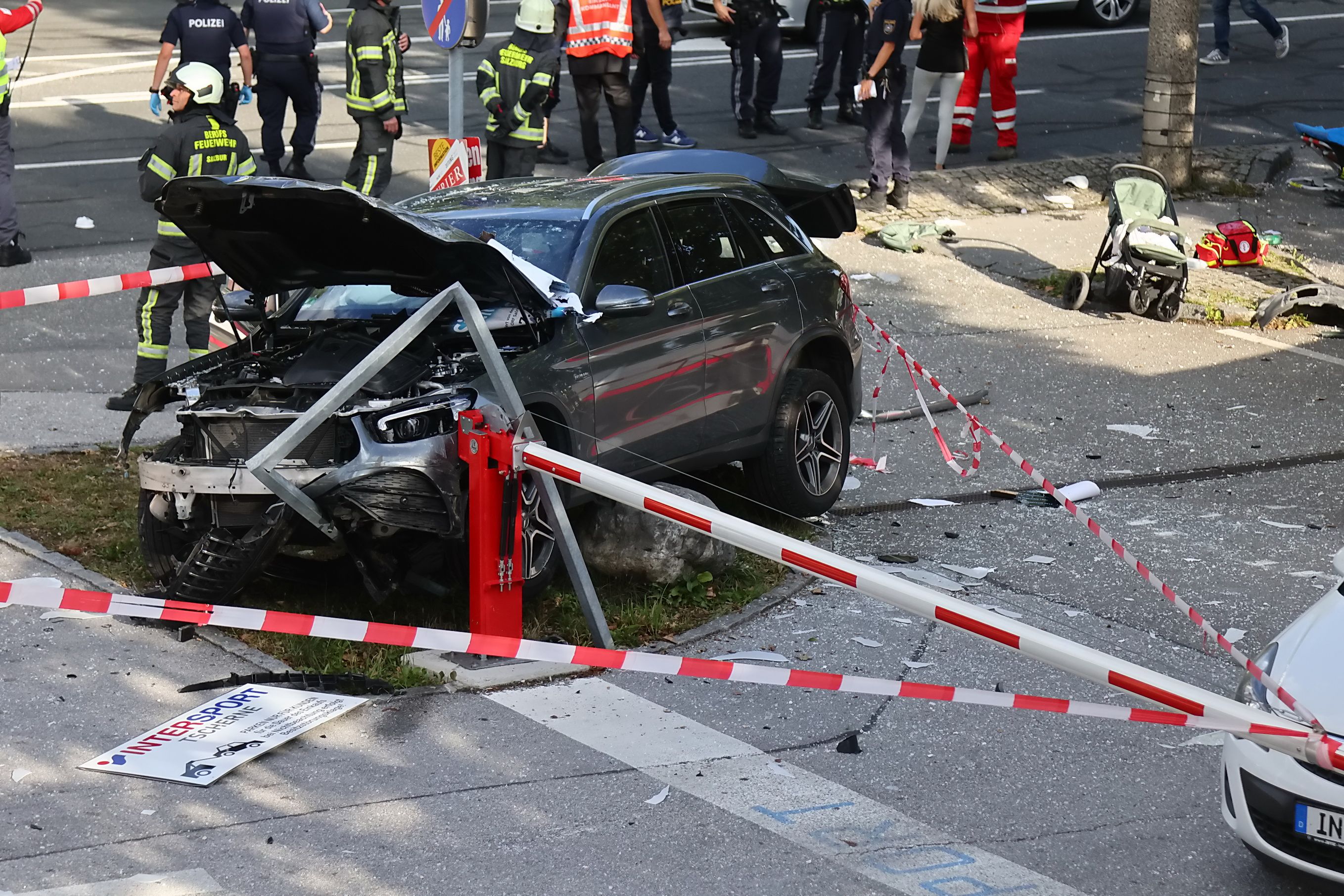 Drei Personen wurden bei dem Unfall in Salzburg schwer verletzt.