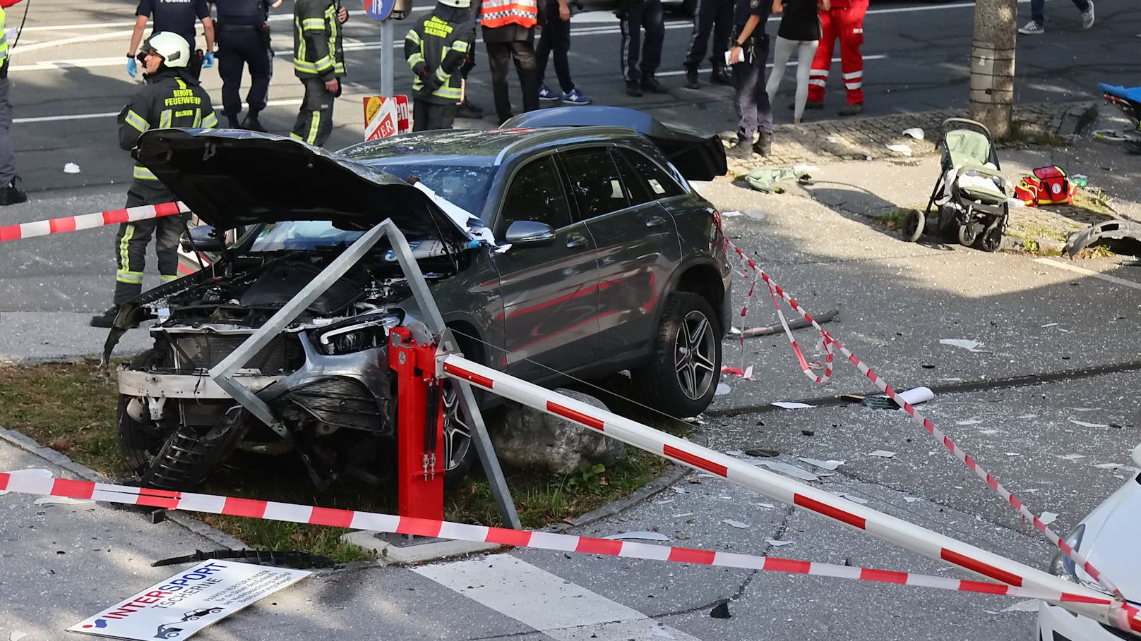 Drei Personen wurden bei dem Unfall in Salzburg schwer verletzt.