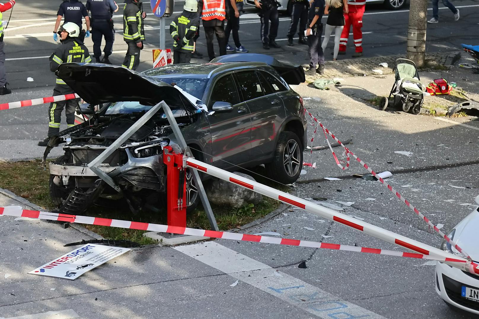 Drei Personen wurden schwer verletzt.