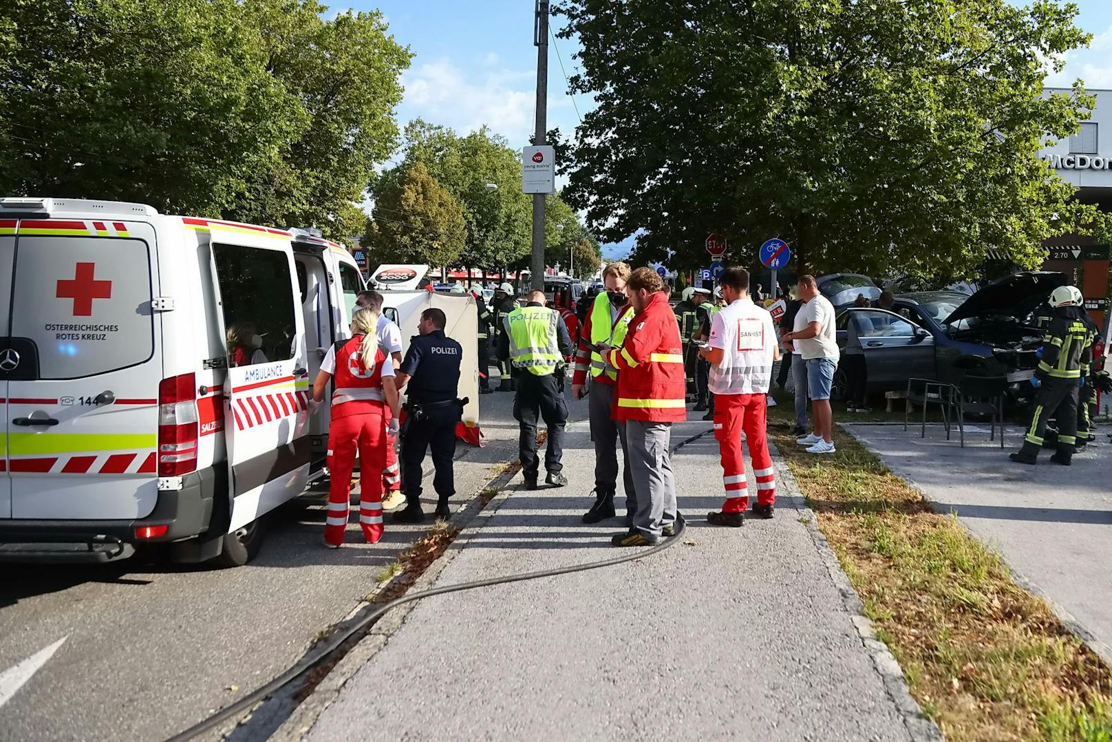 Neben dem Lenker wurden auch eine Mutter und ihr Kind im Kleinkindalter schwer verletzt.