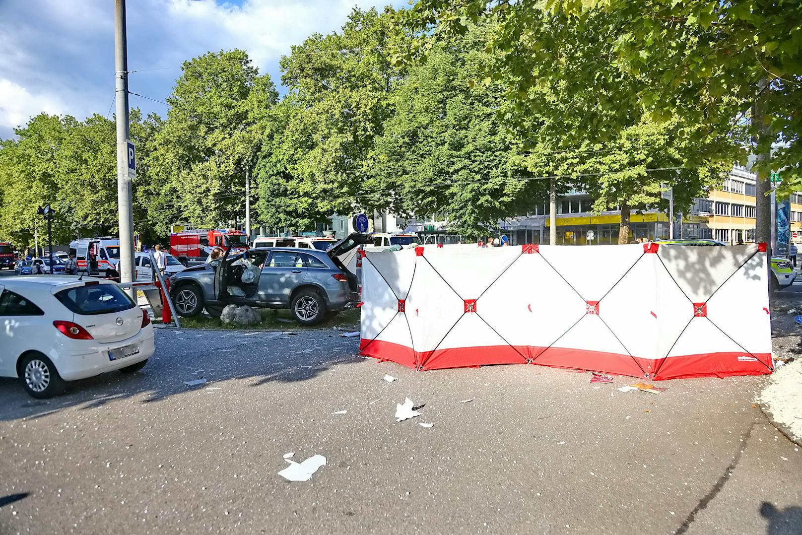 Ein Auto war in der Alpenstraße von der Fahrbahn abgekommen und in den Gastgarten einer McDonalds-Filiale gefahren.