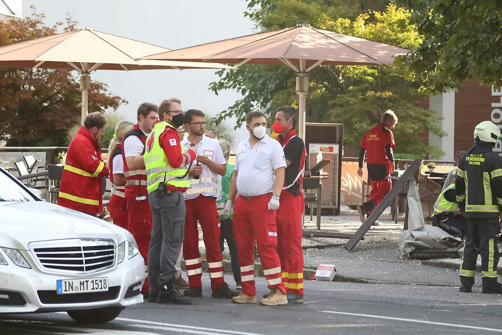 Der Lenker wurde bei dem Unfall selbst schwer verletzt und sei nicht ansprechbar gewesen, sagte der Polizei-Sprecher.