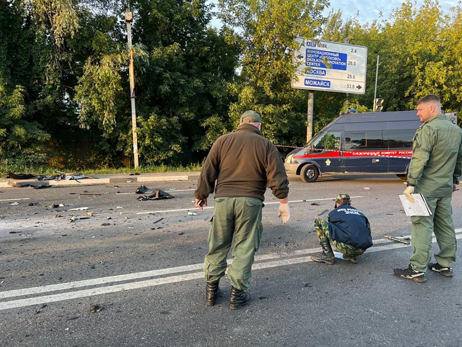 Download von www.picturedesk.com am 21.08.2022 (14:11).  *** SERVICEBILD *** This handout picture released by the Russian Investigative Committee on August 21, 2022 shows investigators work on the place of explosion of a car driven by Daria Dugina, daughter of Alexader Dugin, a hardline Russian ideologue close to President Vladimir Putin, outside Moscow. - Daria Dugina, born in 1992, was killed when a bomb placed in her Toyota Land Cruiser went off as she drove on a highway near the village of Bolshie Vyzyomy, some 40 kilometres (25 miles) outside Moscow on August 20, 2022, Russia's Investigative Committee said in a statement. According to family members quoted by Russian media, Dugin -- a vocal supporter of Kremlin's offensive in Ukraine -- was the likely target of the blast as his daughter borrowed his car at the last minute. (Photo by Handout / Investigative Committee of Russia / AFP) / RESTRICTED TO EDITORIAL USE - MANDATORY CREDIT "AFP PHOTO / Russian Investigative Committee / handout" - NO MARKETING NO ADVERTISING CAMPAIGNS - DISTRIBUTED AS A SERVICE TO CLIENTS - 20220821_PD1342 - Rechteinfo: Servicebild (SB) Bei diesem Bild ist PictureDesk ausschließlich technischer Dienstleister und stellt eine technische Bearbeitungsgebühr in Rechnung. PictureDesk ist weder Urheber noch Rechteinhaber. Die Nutzung liegt in alleiniger Verantwortung des Kunden. Nur für redaktionelle Nutzung! Werbliche Nutzung erfordert Freigabe: bitte schicken Sie uns eine Anfrage.