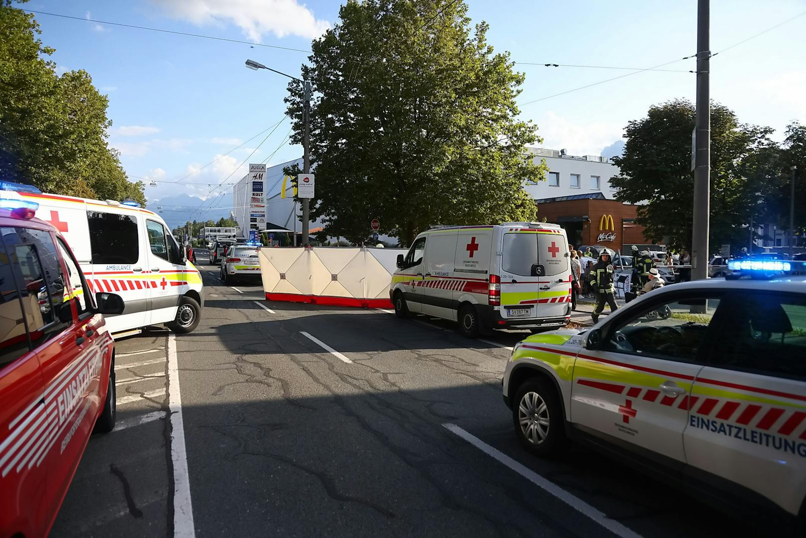 Ersten Informationen zufolge dürfte der Lenker des Wagens am Steuer einen medizinischen Notfall erlitten haben.