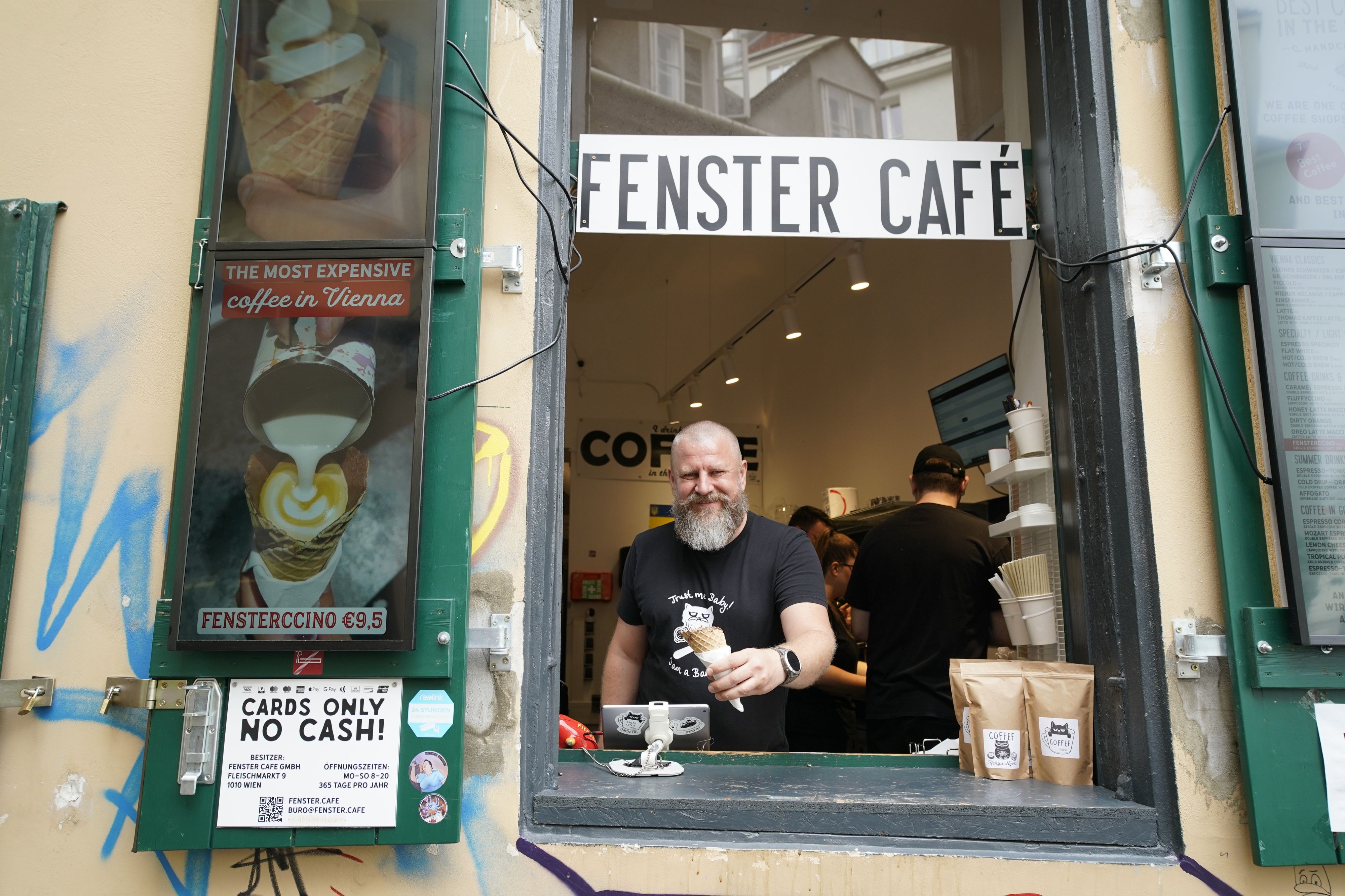 Mit 9,50 Euro verlangt Oleksandra Iamkovyi, Inhaber des Fenstercafés, einen satten Preis für einen Cappuccino im Stanitzel. Das brachte ihm nun mehr Kunden ein, die den 