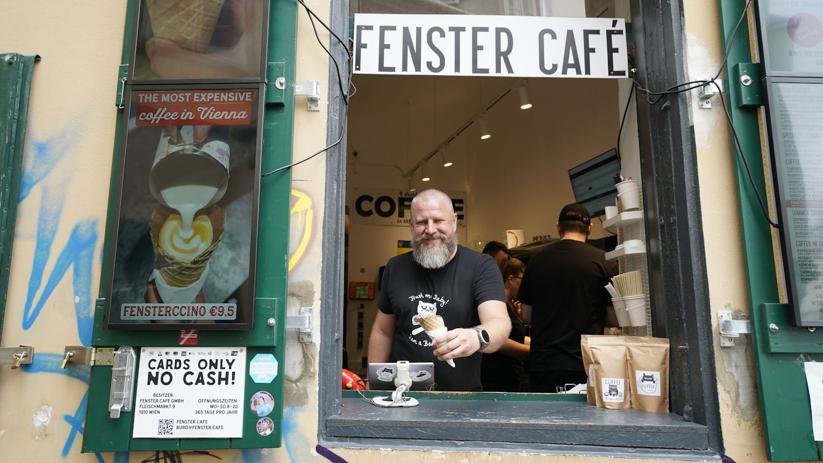 Mit 9,50 Euro verlangt Oleksandra Iamkovyi, Inhaber des Fenstercafés, einen satten Preis für einen Cappuccino im Stanitzel. Das brachte ihm nun mehr Kunden ein, die den "teuersten Kaffee Wiens" probieren wollen.