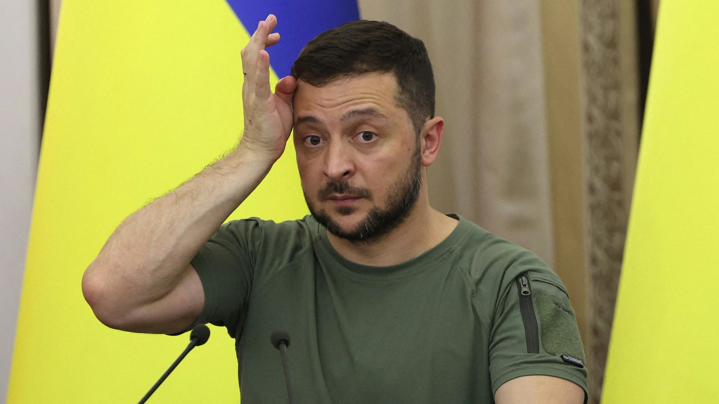Download von www.picturedesk.com am 21.08.2022 (15:06).  Ukrainian President Volodymyr Zelensky gastures during a press-conference following the talks with UN Secretary-General Antonio Guterres and Turkish President Recep Tayyip Erdogan in Lviv on August 18, 2022, amid Russian invasion of Ukraine. (Photo by Dimitar DILKOFF / AFP) - 20220818_PD6946 - Rechteinfo: Rights Managed (RM) Nur für redaktionelle Nutzung! Werbliche Nutzung erfordert Freigabe: bitte schicken Sie uns eine Anfrage.