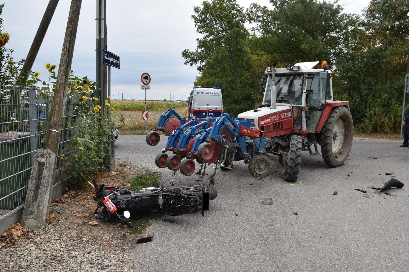 Der junge Motorradfahrer krachte in den Pflug des Traktors.