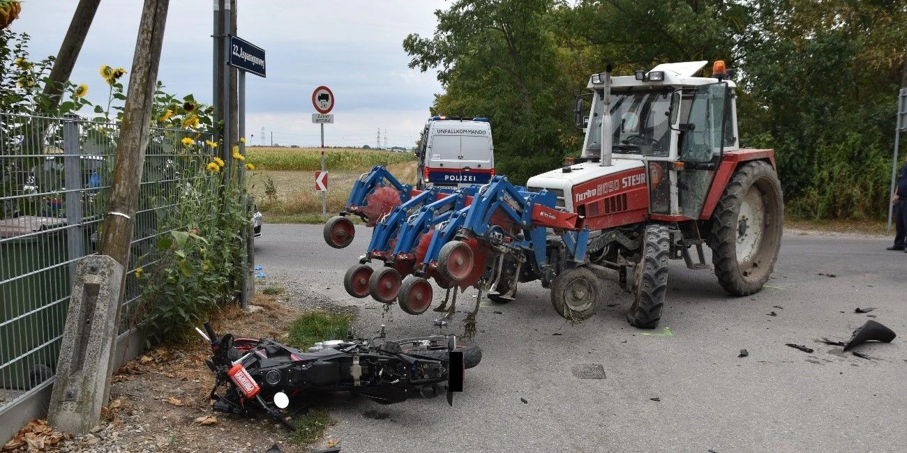 Der junge Motorradfahrer krachte in den Pflug des Traktors.