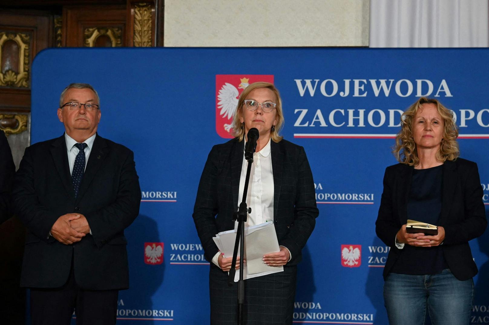 Polens nationalkonservative Regierung steht unter Druck. Umweltministerin Anna Moskwa (Mitte) warnt indes vor "Fake News aus Deutschland".