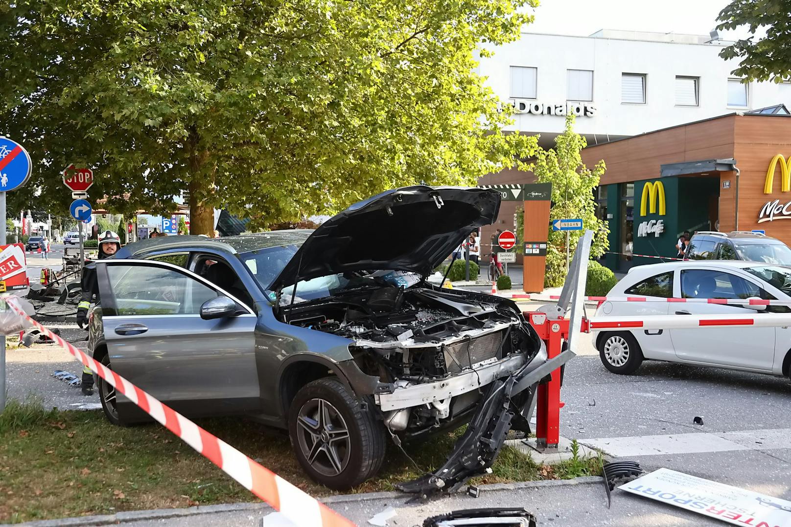 Bei einem schweren Verkehrsunfall in der Stadt Salzburg sind am Sonntagnachmittag acht Menschen verletzt worden.