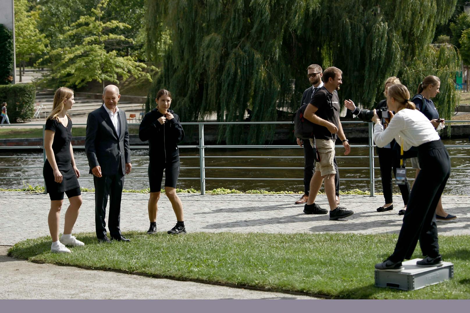 Tag der Offenen Tür bei der deutschen Bundesregierung! Tausende Menschen zogen ins Berliner Regierungsviertel, konnten Kanzler und Minister hautnah erleben, ihnen Fragen stellen – und sich mit ihnen fotografieren lassen.