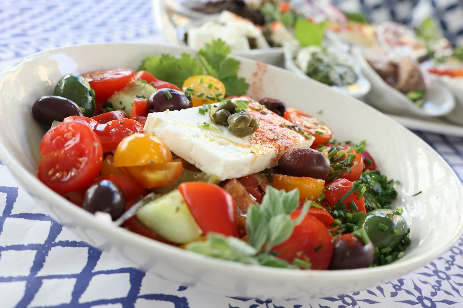 Trotz modernem Anspruch gibt es Klassiker wie griechischen Salat (11 €) oder Moussaka (15 €).