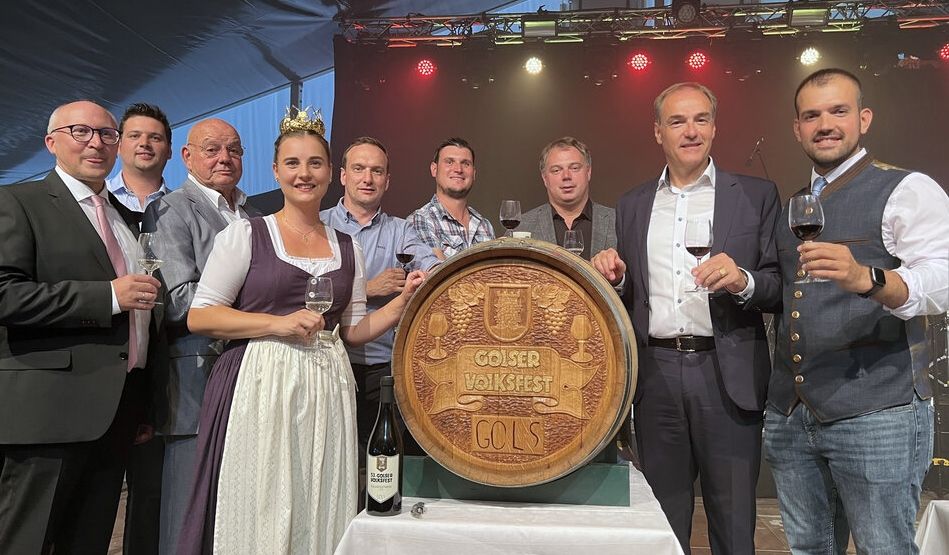 Das 53. Golser Volksfest ist eröffnet! LR Leonhard Schneemann (2.v.r.) mit Bgm. LAbg. Kilian Brandstätter (1.v.r.), Schlossspiele Kobersdorf-Intendant Wolfgang Böck (3.v.l.), Organisator Dieter Horvath (1.v.l.), Weinkönigin Susanne Riepl und Winzern. 