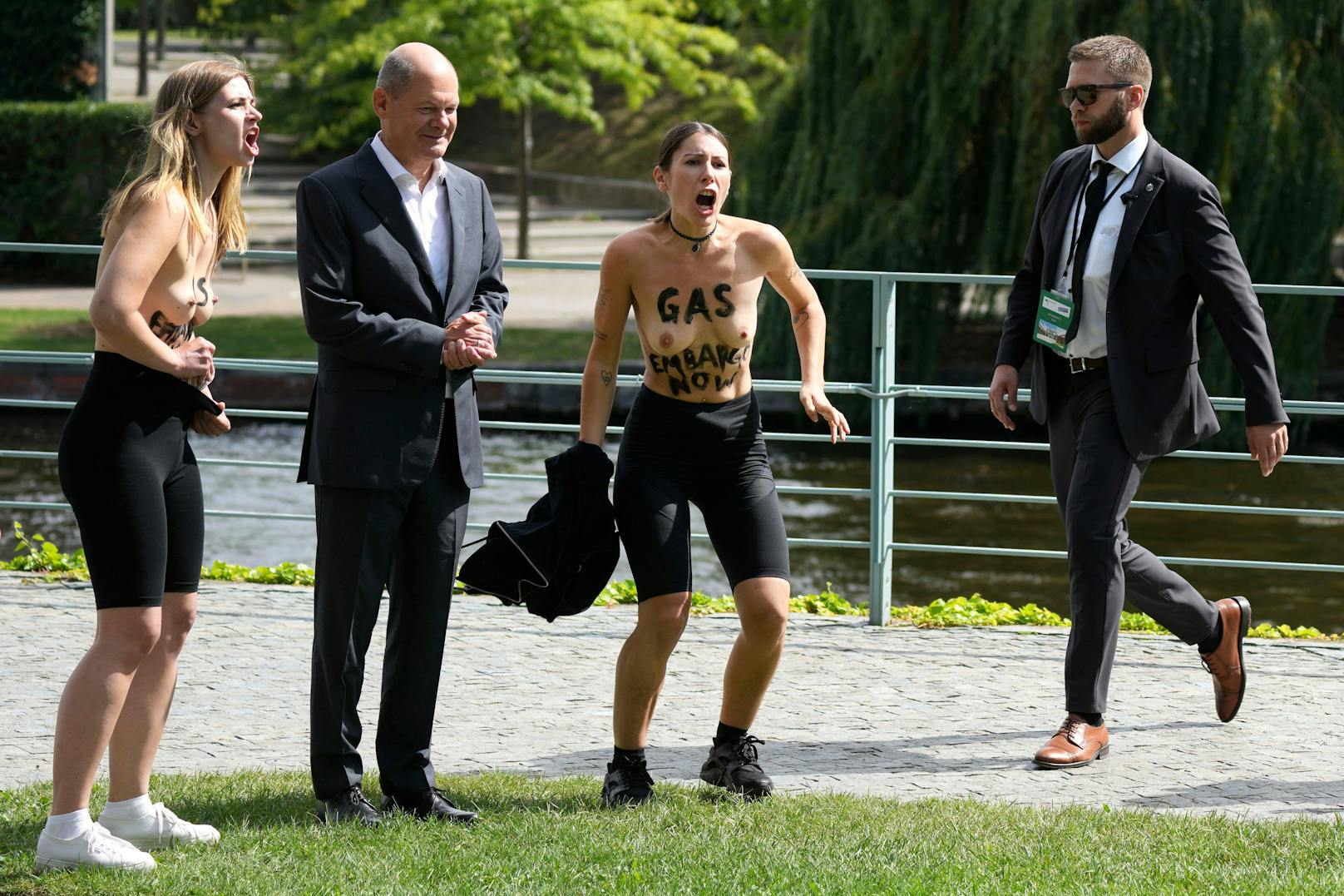 Trotzdem reagierte Scholz gelassen, grinste weiter in der Foto-Pose für die Bürger, verzog keine Miene.