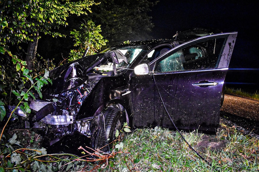 Der 35-Jährige krachte gegen einen Baum und verstarb.