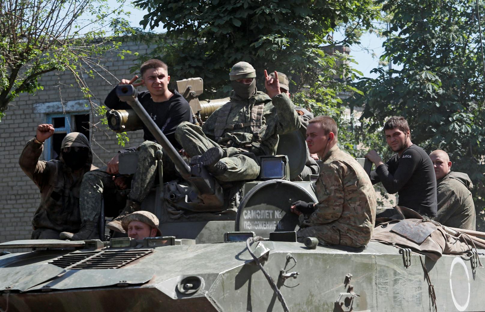 Pro-russische Separatisten-Kämpfer auf einem Panzerfahrzeug in Popasna in der Oblast Luhansk am 2. Juni 2022.