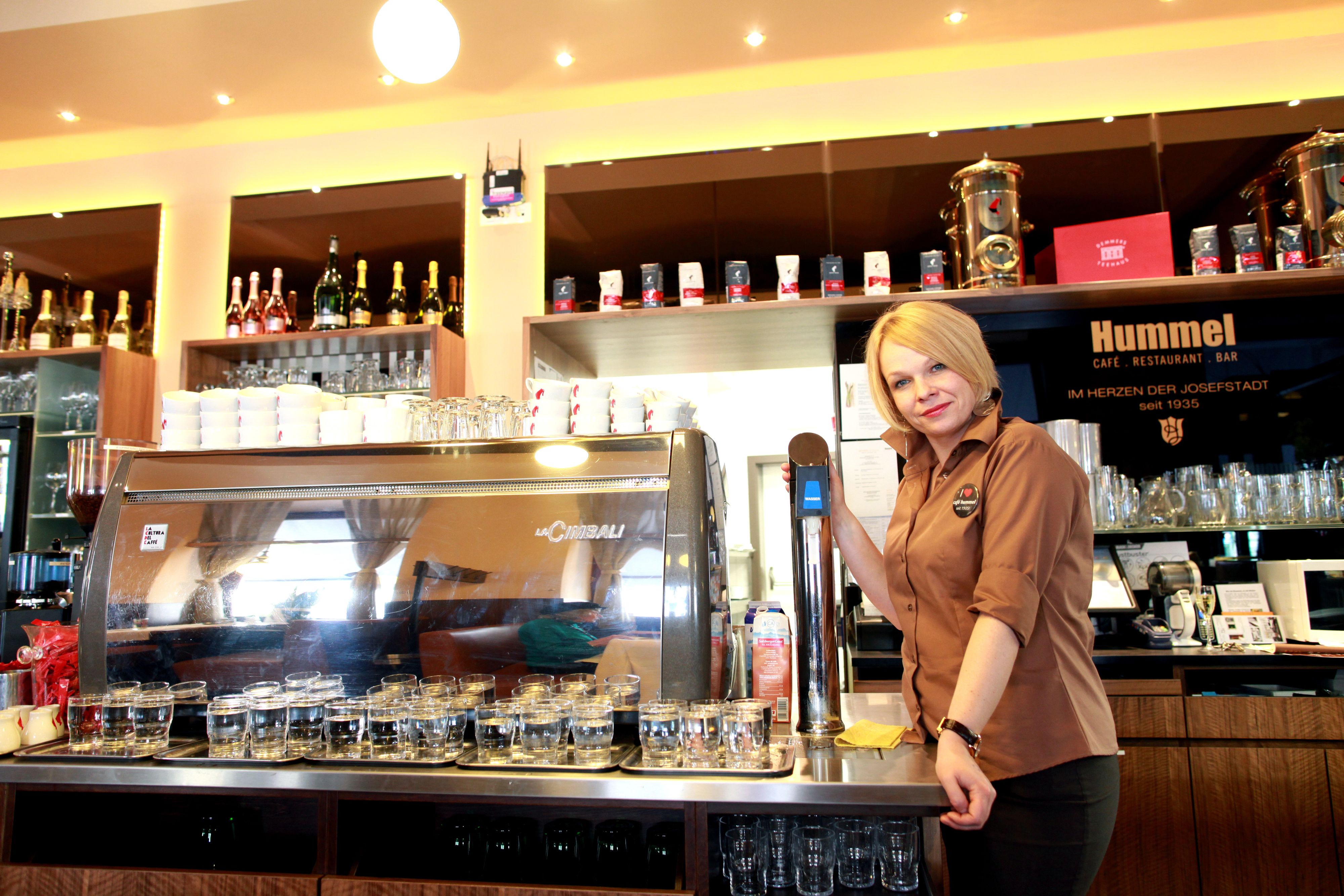 Download von www.picturedesk.com am 22.08.2022 (11:15).  " Mitten im 8en " eine Entdeckungstour : Christina Hummel fuehrt in dritter Generation das Cafe Hummel , Josefstaedter Strasse 66 , 1080 Wien - 20120425_PD8532 - Rechteinfo: Rights Managed (RM)