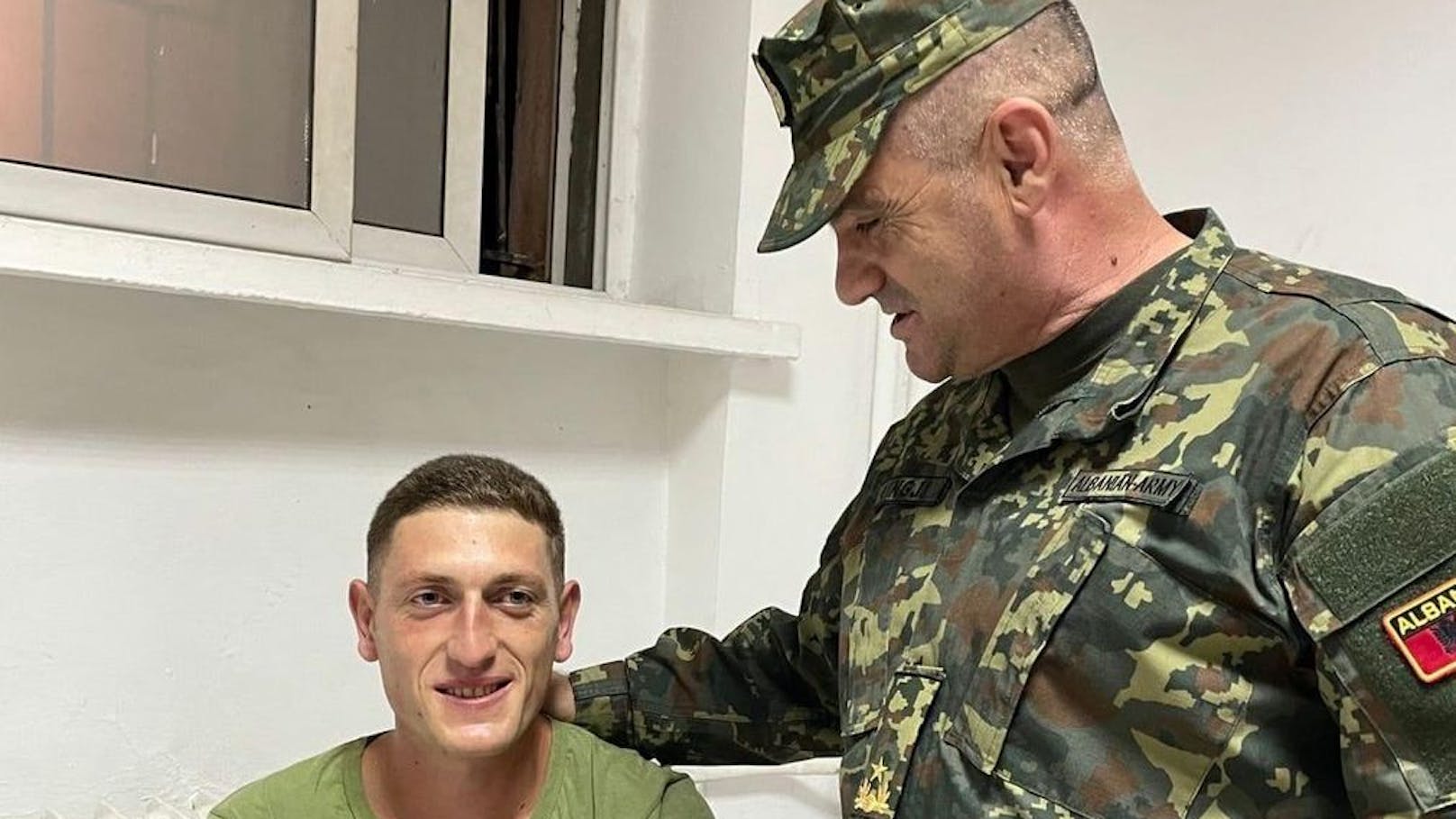 Der albanische Generalstabschef Arben Kingji besucht einen der beiden Soldaten,  der bei der Kontrolle des mutmasslichen Spions verletzt wurde.  