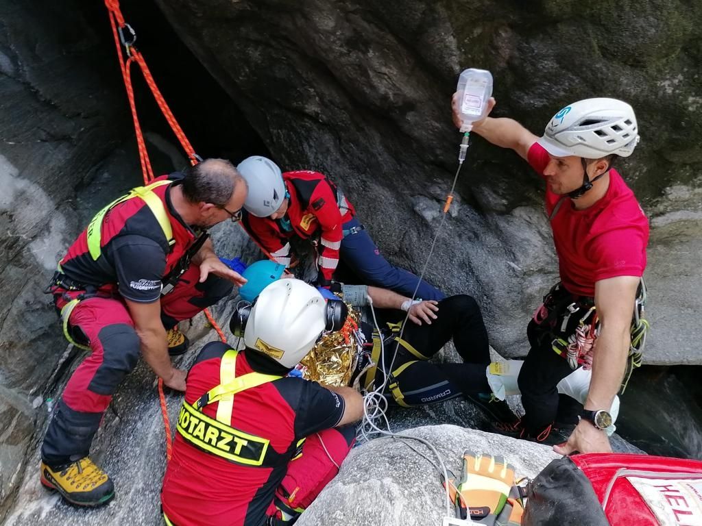 Der 54-Jährige wurde medizinisch erstversorgt und anschließend ins Krankenhaus geflogen. 