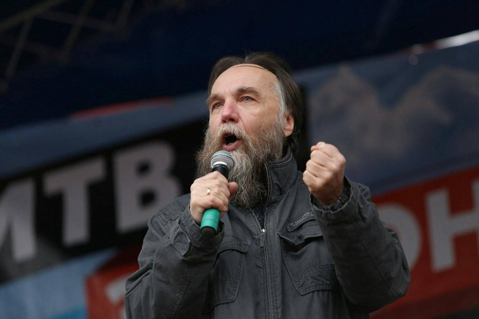 Der russische Politologe Alexander Dugin gestikuliert bei seiner Rede auf der Kundgebung "Kampf um den Donbass" zur Unterstützung der selbsternannten Volksrepubliken Donezk und Luhansk in Moskau, Russland, 18. Oktober 2014.