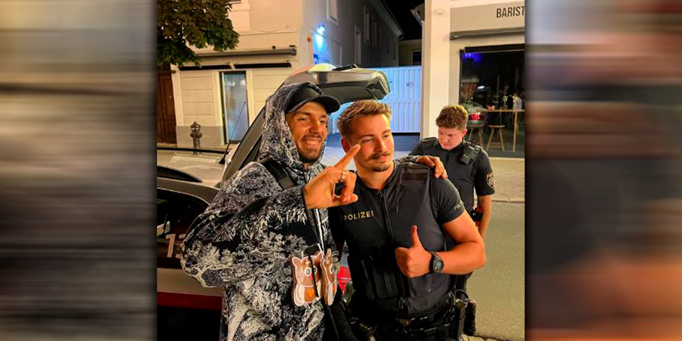 Capital Bra mit einem Fan.