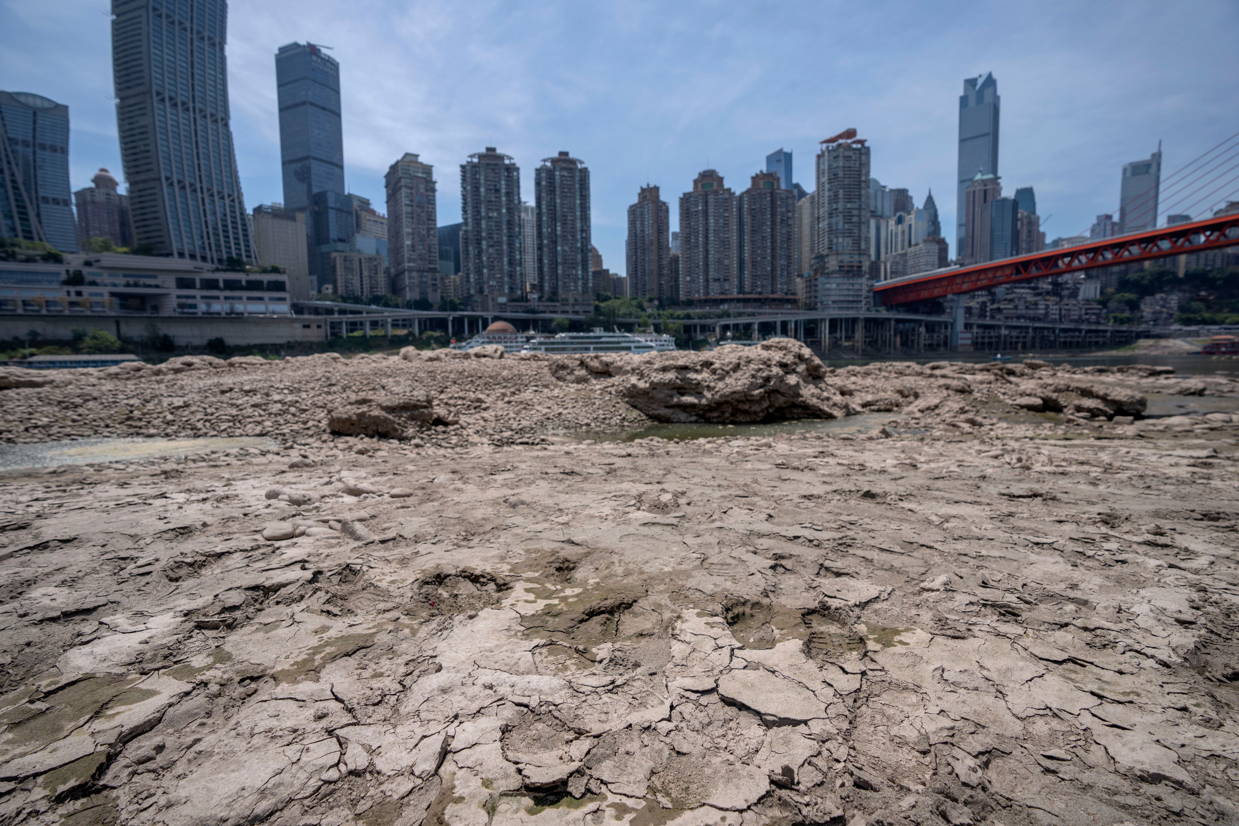 Download von www.picturedesk.com am 22.08.2022 (10:19).  Cracks in dried mud are seen on a portion of the dry riverbed of the Jialing River in southwestern China's Chongqing Municipality, Friday, Aug. 19, 2022. Ships crept down the middle of the Yangtze on Friday after the driest summer in six decades left one of the mightiest rivers shrunk to barely half its normal width and set off a scramble to contain damage to a weak economy in a politically sensitive year. (AP Photo/Mark Schiefelbein) - 20220819_PD0818 - Rechteinfo: Rights Managed (RM)
