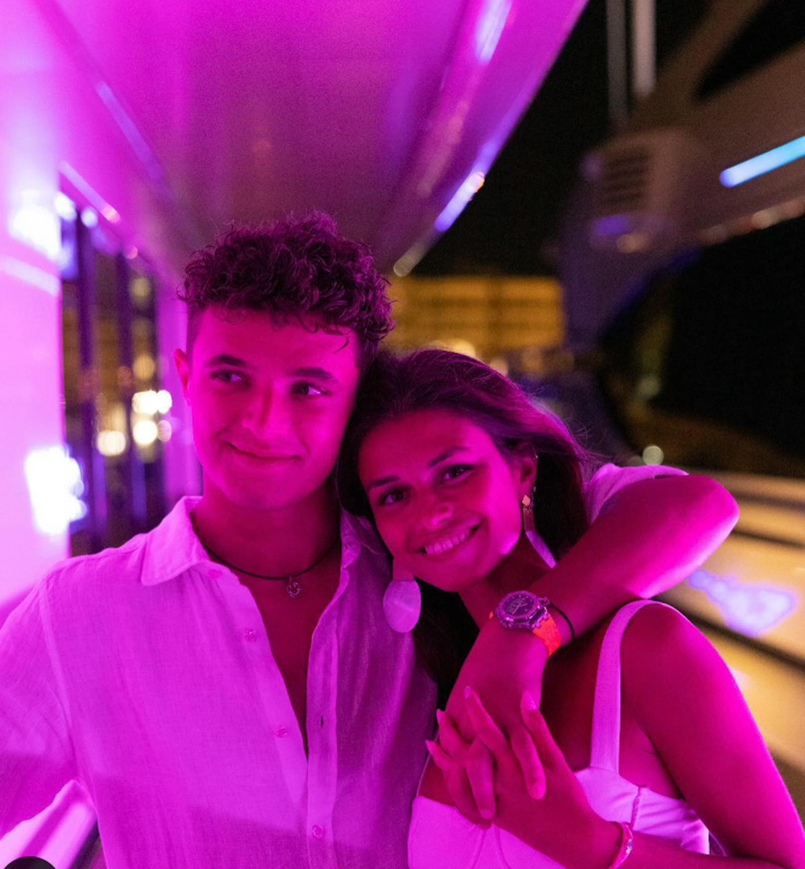 Lando Norris (McLaren): Lando feierte sein „einjähriges Jubliäum“ mit Model-Freundin Luisinha Oliveira bei Party-Action auf Ibiza, danach ging’s für ihn und die Portugiesin mit dem Boot auf hohe See.