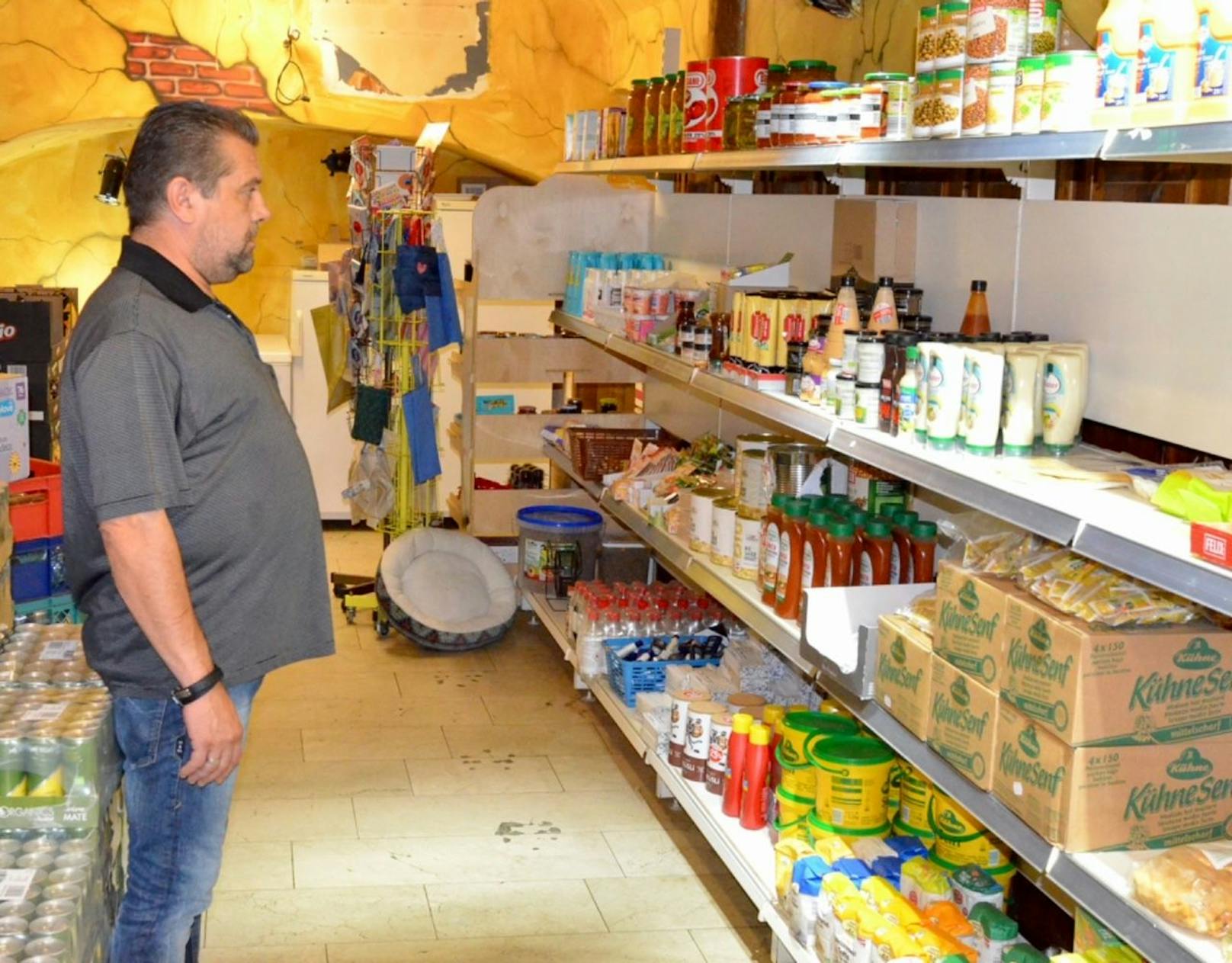 Franz Lechner (56) im Markt in der Neunkirchner Straße in Wr. Neustadt