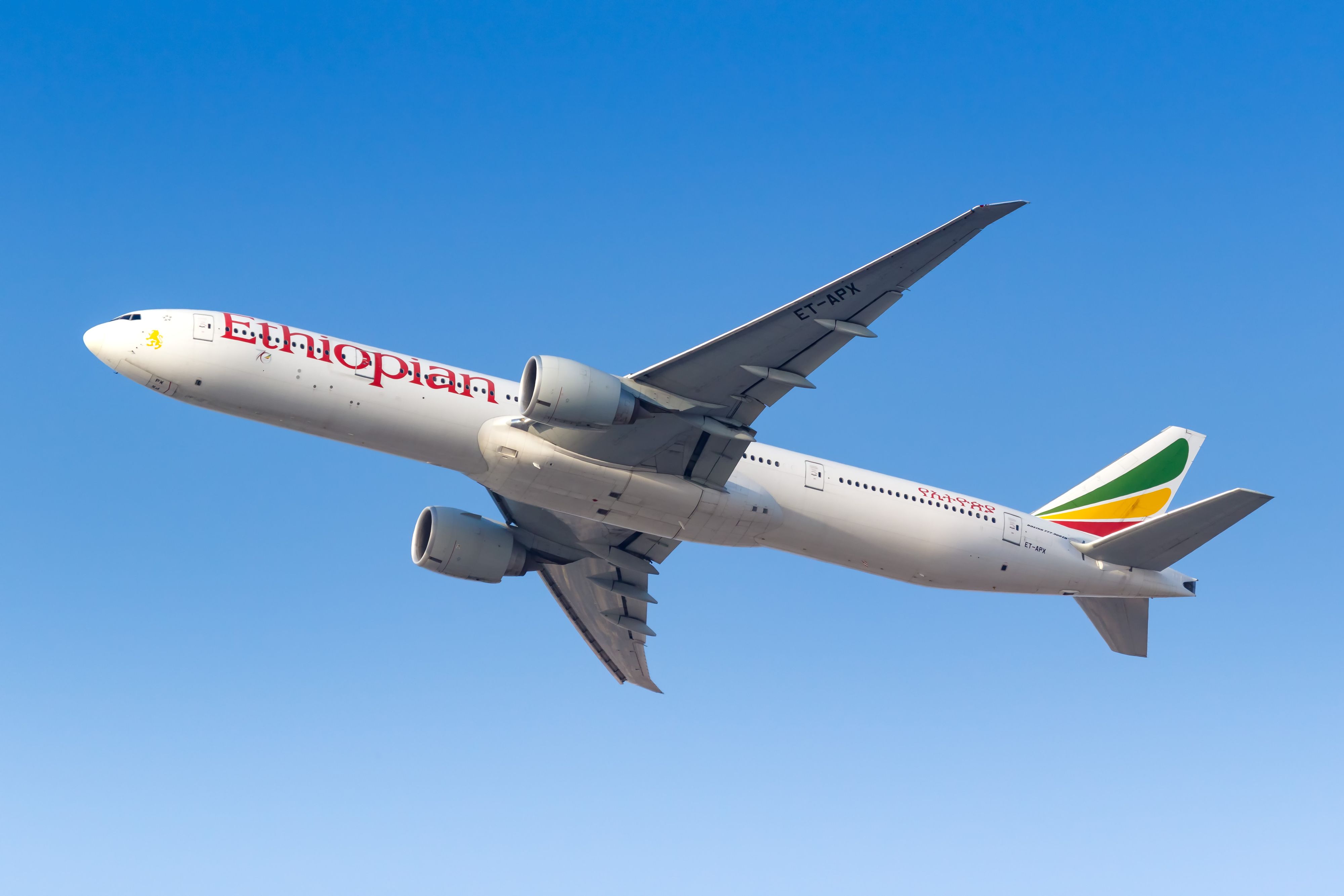 Download von www.picturedesk.com am 22.08.2022 (13:07).  Dubai Vereinigte Arabische Emirate 22 Mai 2021: Ein Boeing 777 300ER Flugzeug der Ethiopian Airlines mit dem Kennzeichen ET APX startet vom Flughafen Dubai (DXB) in den VAE - 20210522_PD20356 - Rechteinfo: Rights Managed (RM)