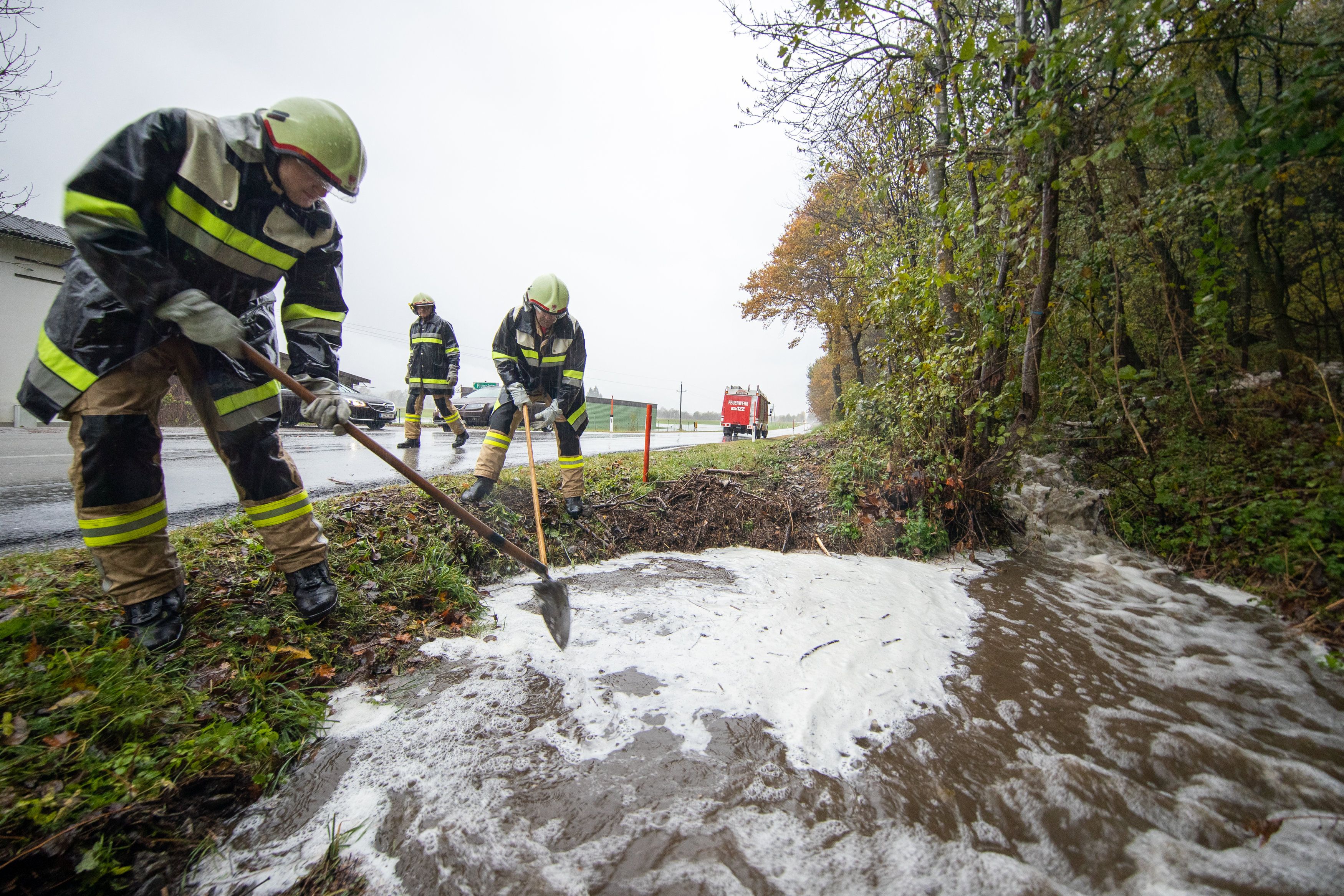 Feuerwehrleute im Unwettereinsatz bei Nikolsdorf. Archivbild, 2018.