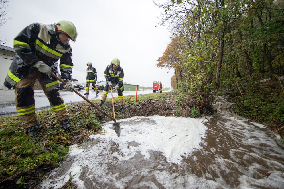 Feuerwehrleute im Unwettereinsatz. Archivbild, 2018.