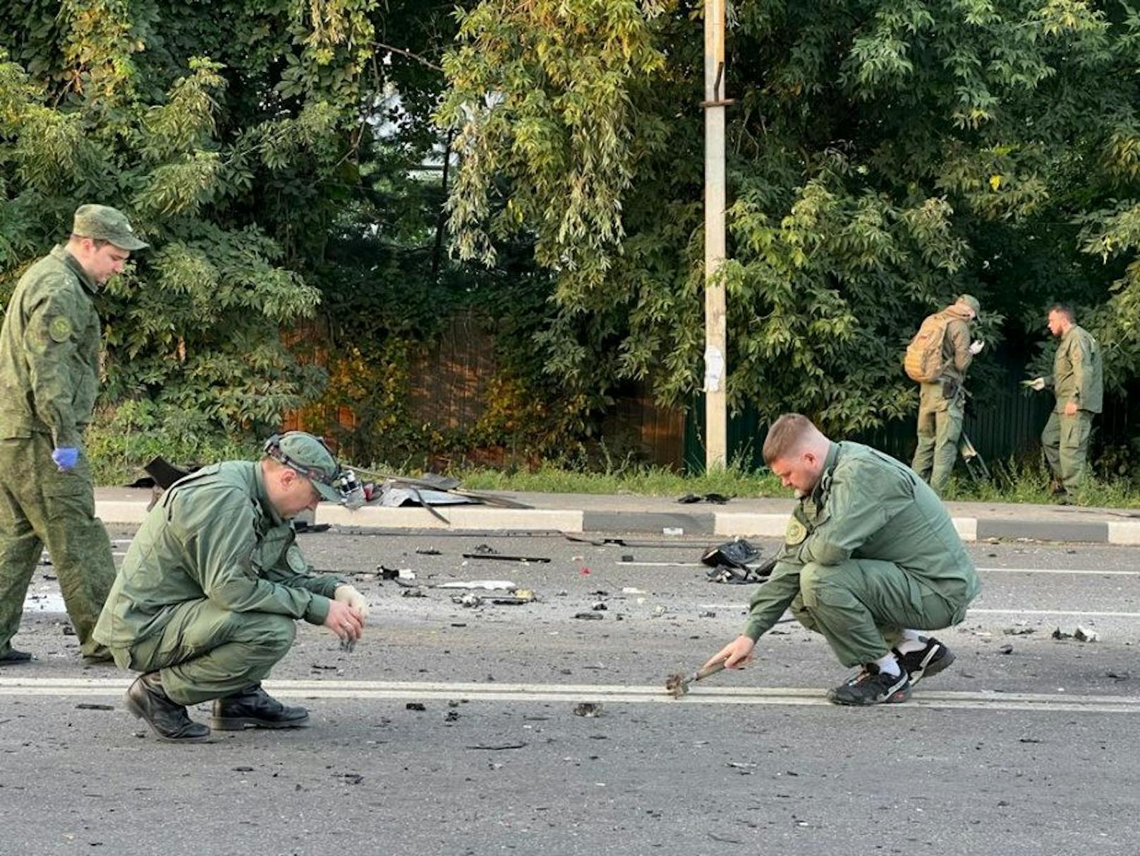 21. August 2022: Ermittler arbeiten am Ort eines mutmaßlichen Autobombenanschlags, bei dem Darya Dugina, die Tochter des ultranationalistischen russischen Ideologen Alexander Dugin, getötet wurde, in der Region Moskau, Russland.