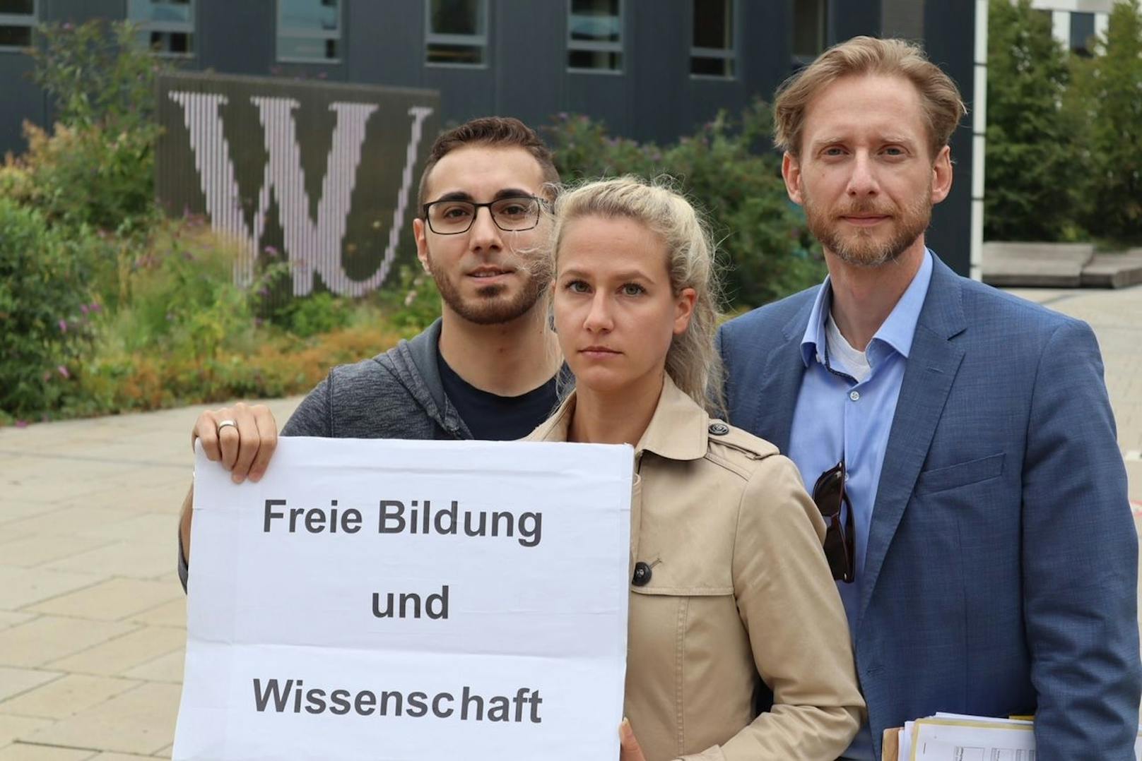 Studenten mit Anwalt Gottfried Forsthuber vor WU