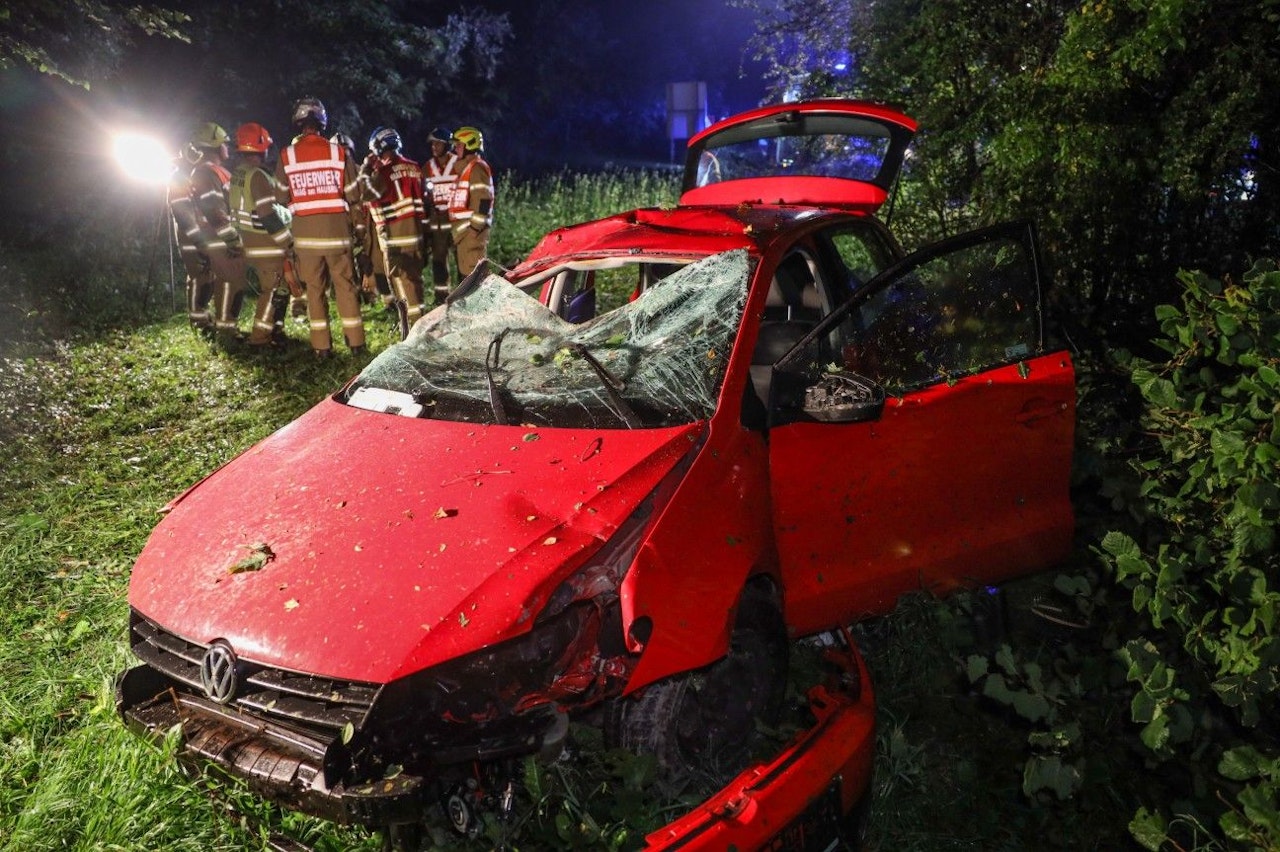 Heute.at - Lenker (23) macht kurz Augen zu, Auto kracht gegen Baum
