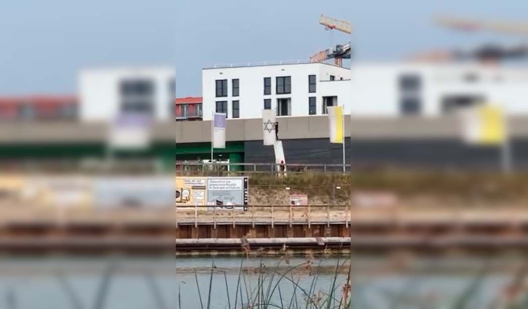 Die drei Unbekannten rissen die Fahne herunter. 
