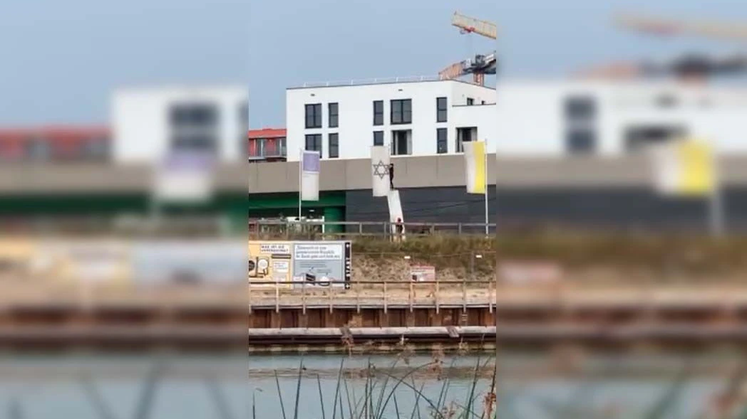 Die drei Unbekannten rissen die Fahne herunter. 