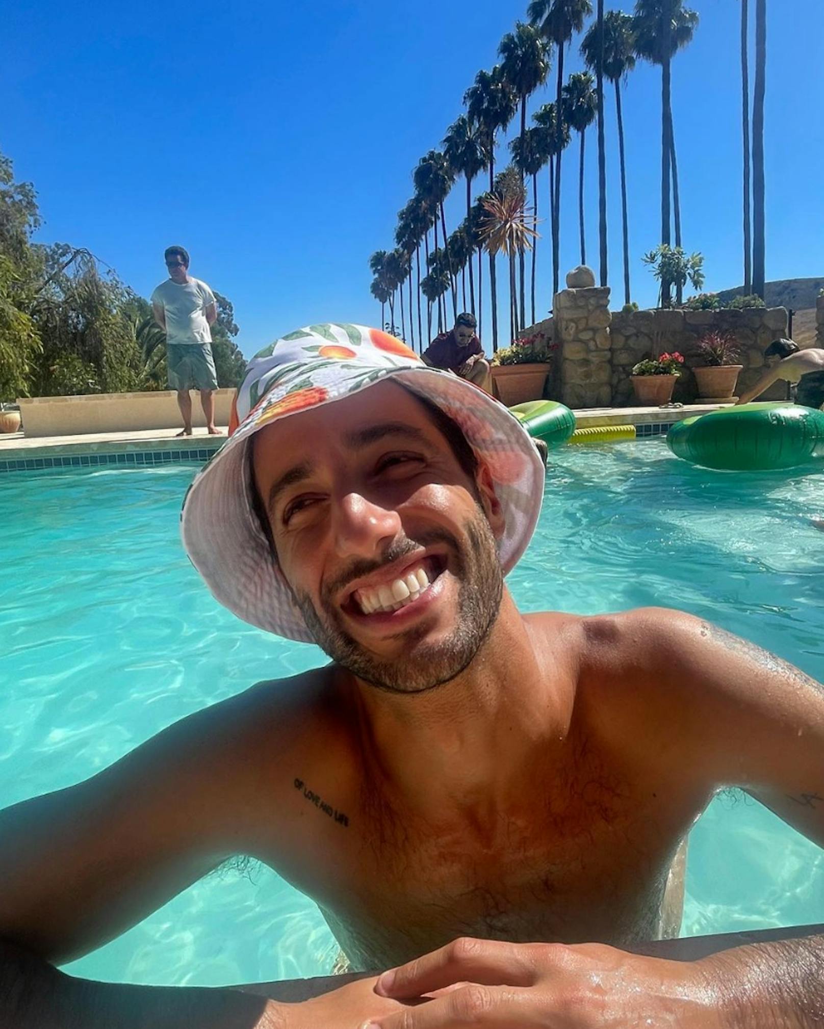 Daniel Ricciardo (McLaren): „Danny Ric“ suchte sich ein ruhiges Plätzchen in Kalifornien, um sich dort in einem Luxusareal mit Swimmingpool zu entspannen und seine Batterien wieder aufzuladen.