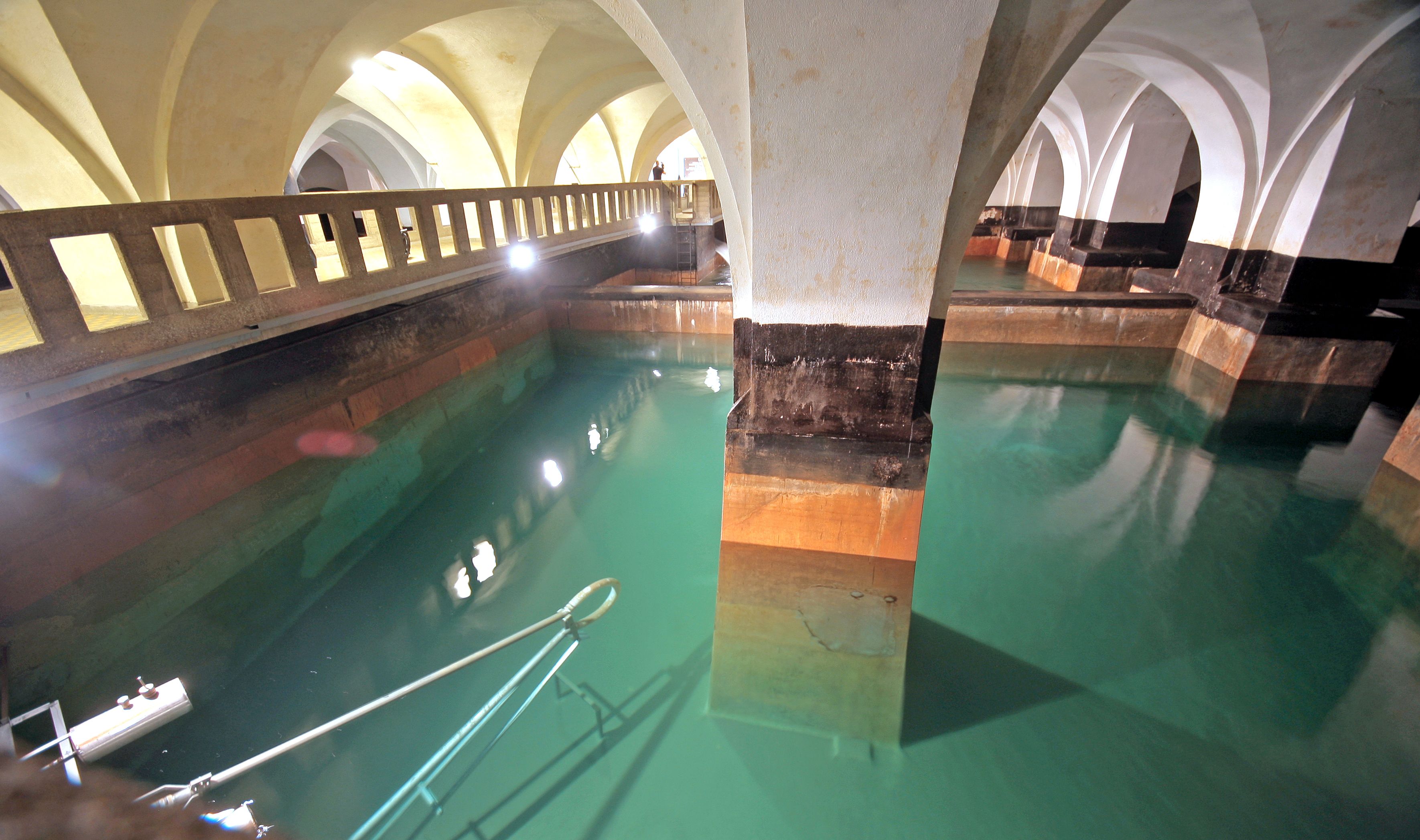 Das Wasserreservoir der ersten Wiener Hochquellleitung am Rosenhügel. Der Bau wurde am 24. Oktober 1873 eröffnet und fasst in seinen Becken knapp 140.000 Kubikmeter.