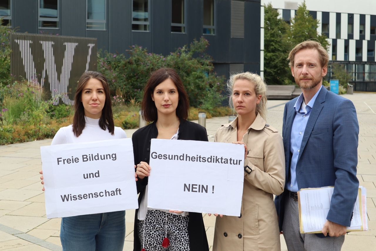 Studenten mit Anwalt Gottfried Forsthuber vor WU