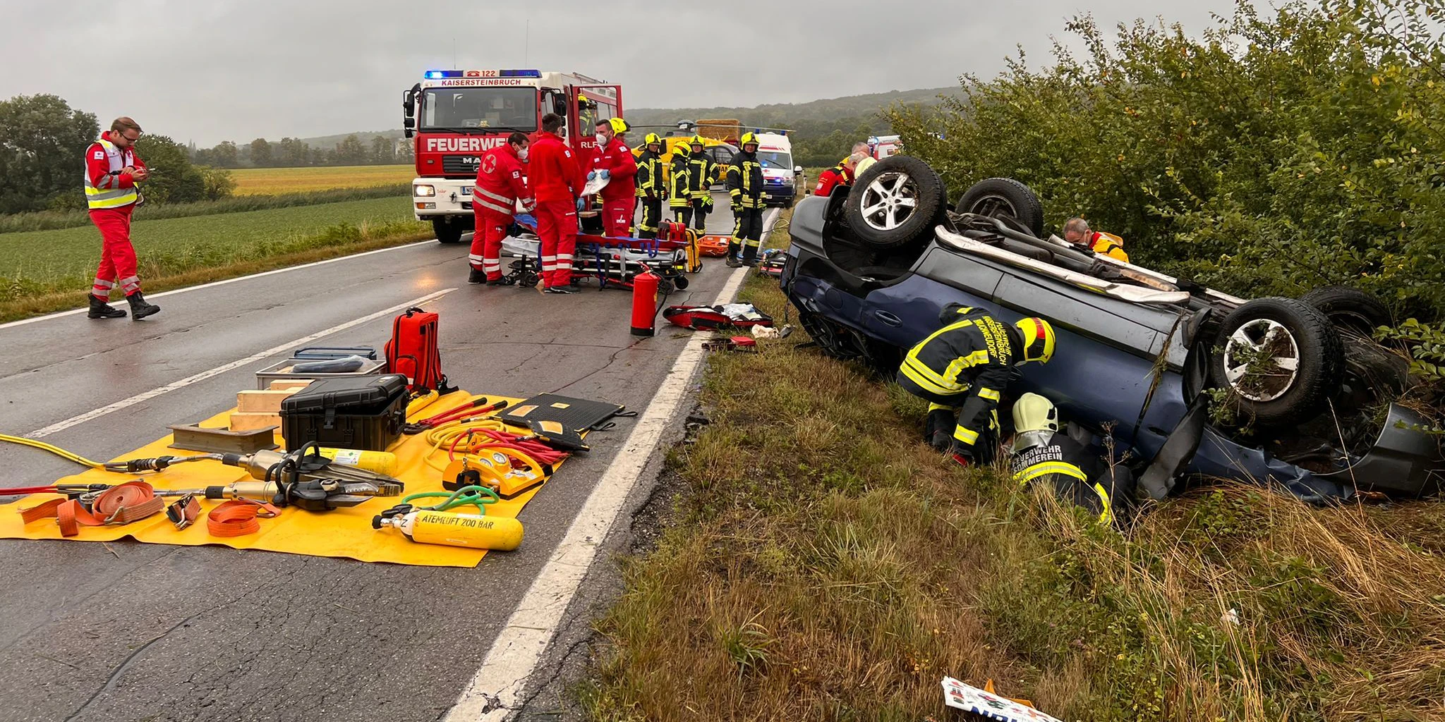 Das Auto kam am Dach zum Liegen.