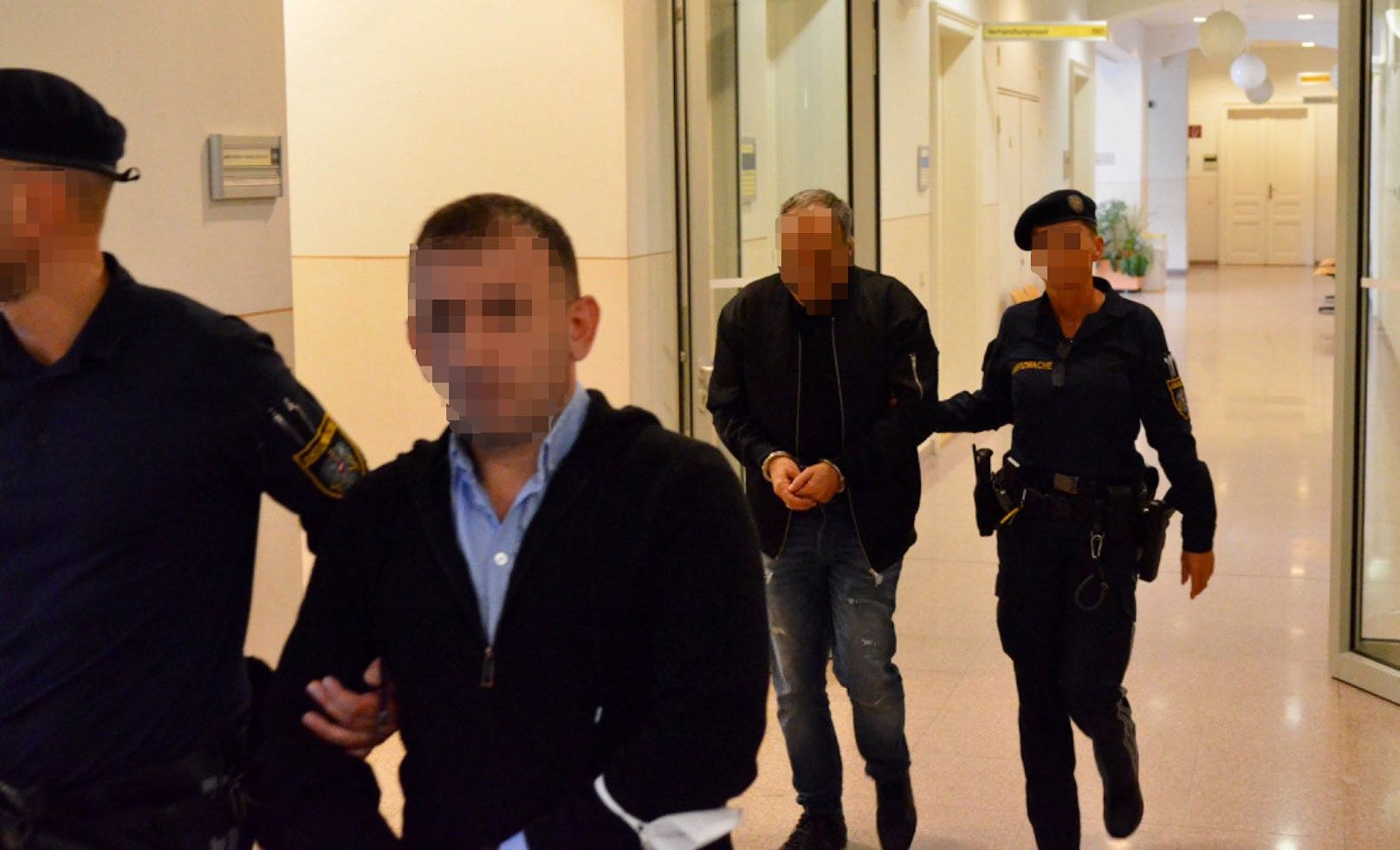 Zwei der drei angeklagten Türken in Wr. Neustadt vor Gericht.
