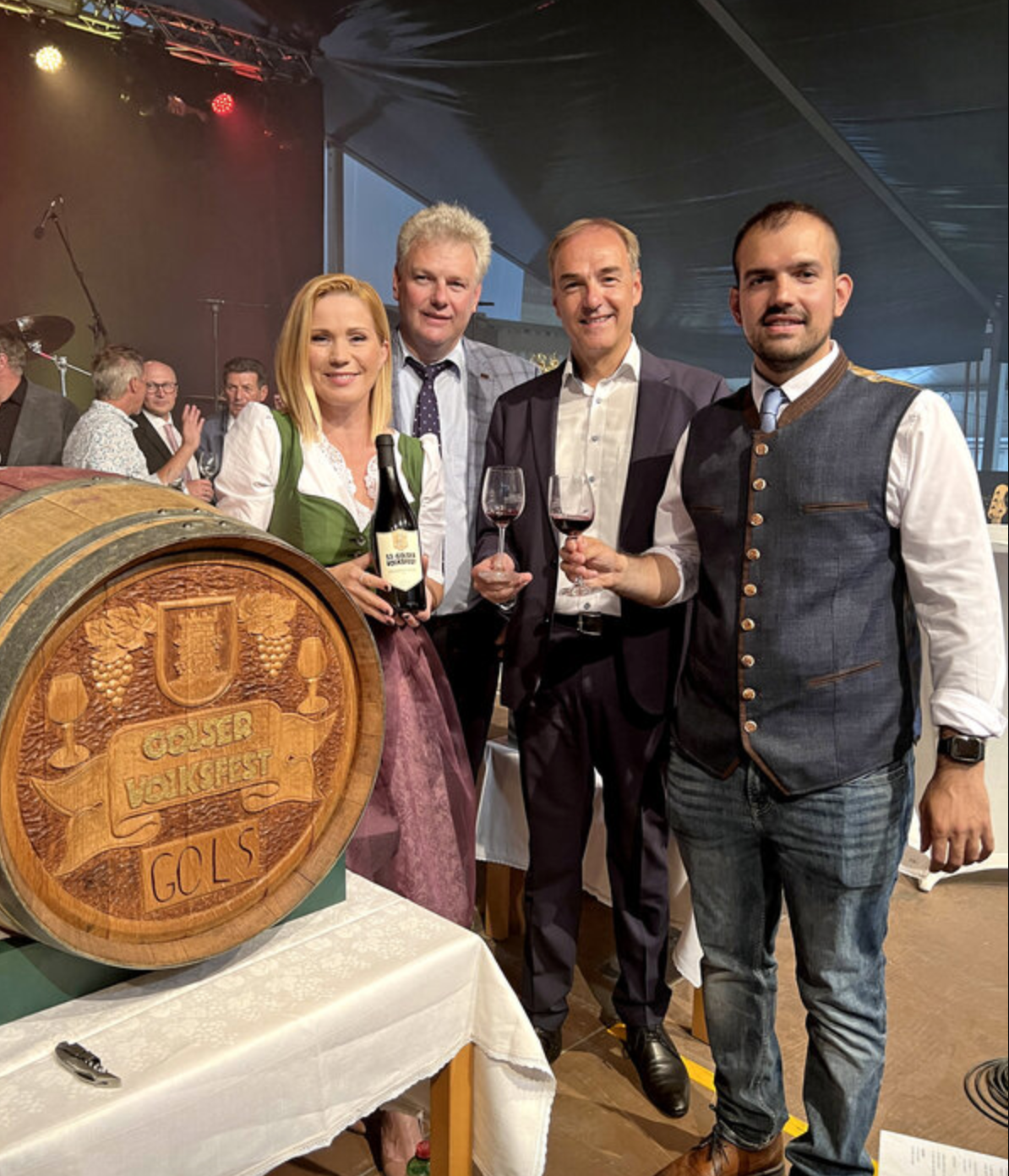 Bürgermeister Kilian Brandstätter (r.) und Landesrat Leo Schneemann (2. v.r.) begrüßten Puls 4-Moderatorin Johanna Setzer. Volksfest-Organisator Dieter Horvath organisierte alles tadellos.