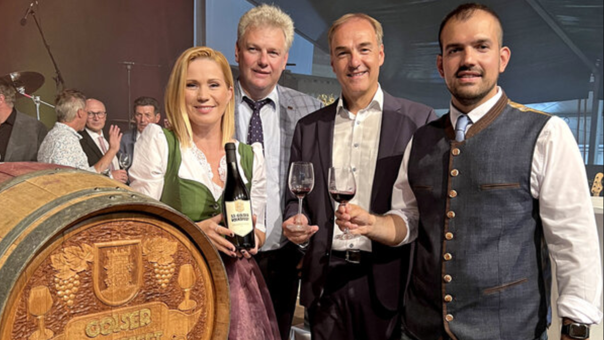 LR Leonhard Schneemann mit Bgm. LAbg. Kilian Brandstätter (4.v.l.), Puls 4-Moderatorin Johanna Setzer und Volksfest-Organisator Dieter Horvath