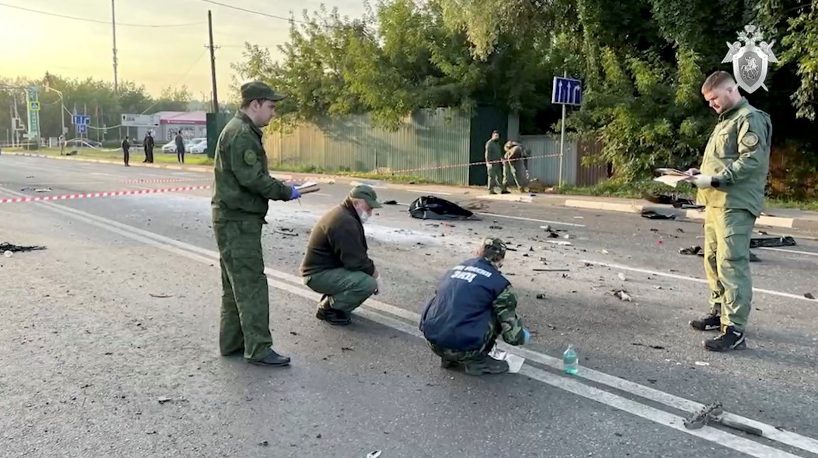 Die Ermittler arbeiten am Ort eines mutmaßlichen Autobombenanschlags, bei dem Darya Dugina, Tochter des ultranationalistischen russischen Ideologen Alexander Dugin, in der Region Moskau, Russland, am 21. August 2022 getötet wurde.