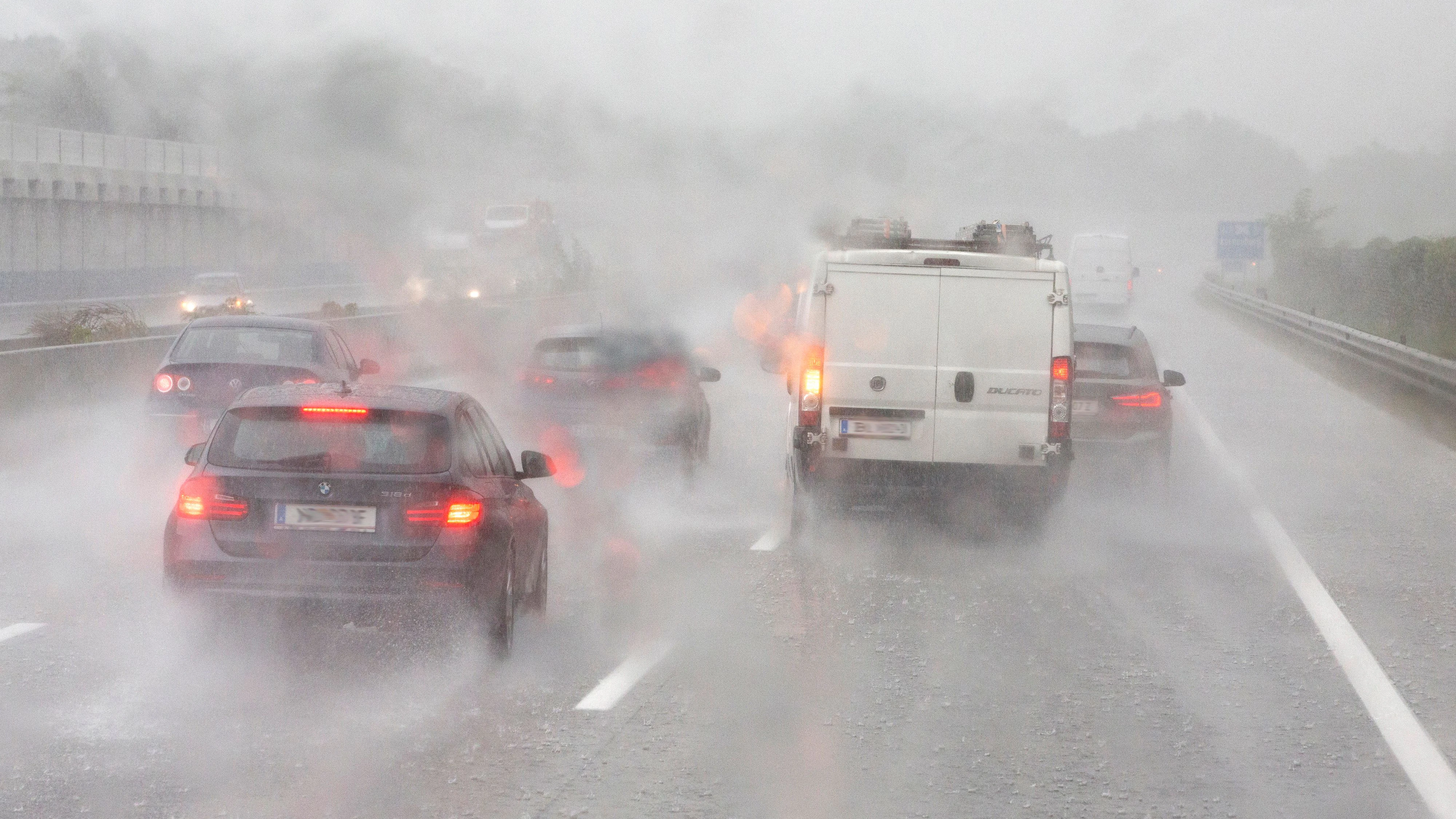 Autobahn-Verkehr bei Regen. Symbolbild