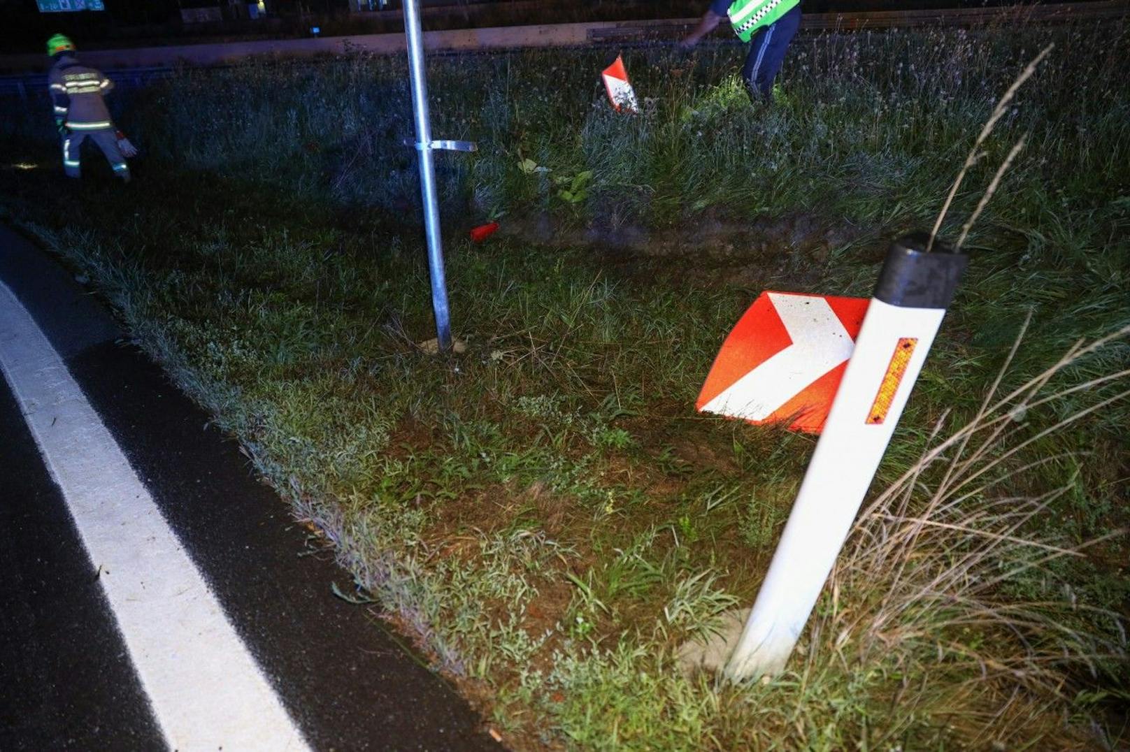 Das Auto prallte gegen mehrere Bäume.