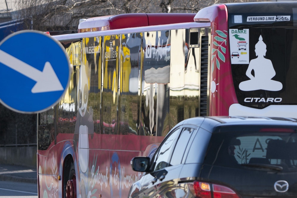 Der Linienbus erfasste die Fußgängerin. Symbolbild.